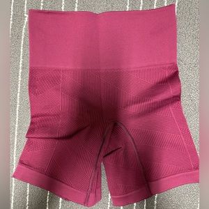 Lululemon bike high rise short size 2 burgundy